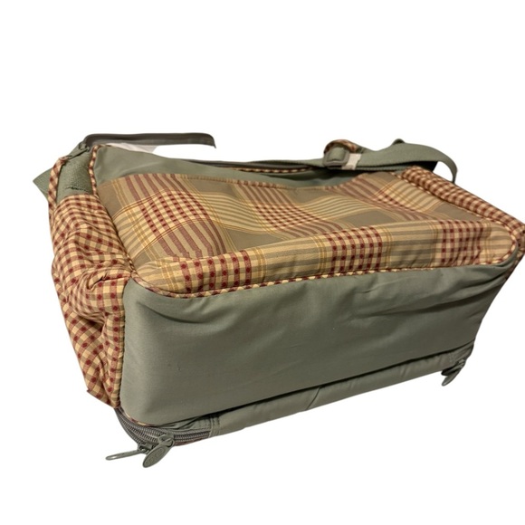 GRACO Katherine Diaper Bag
Separate Changing Station Zippered Parent-Pocket - Picture 5 of 11